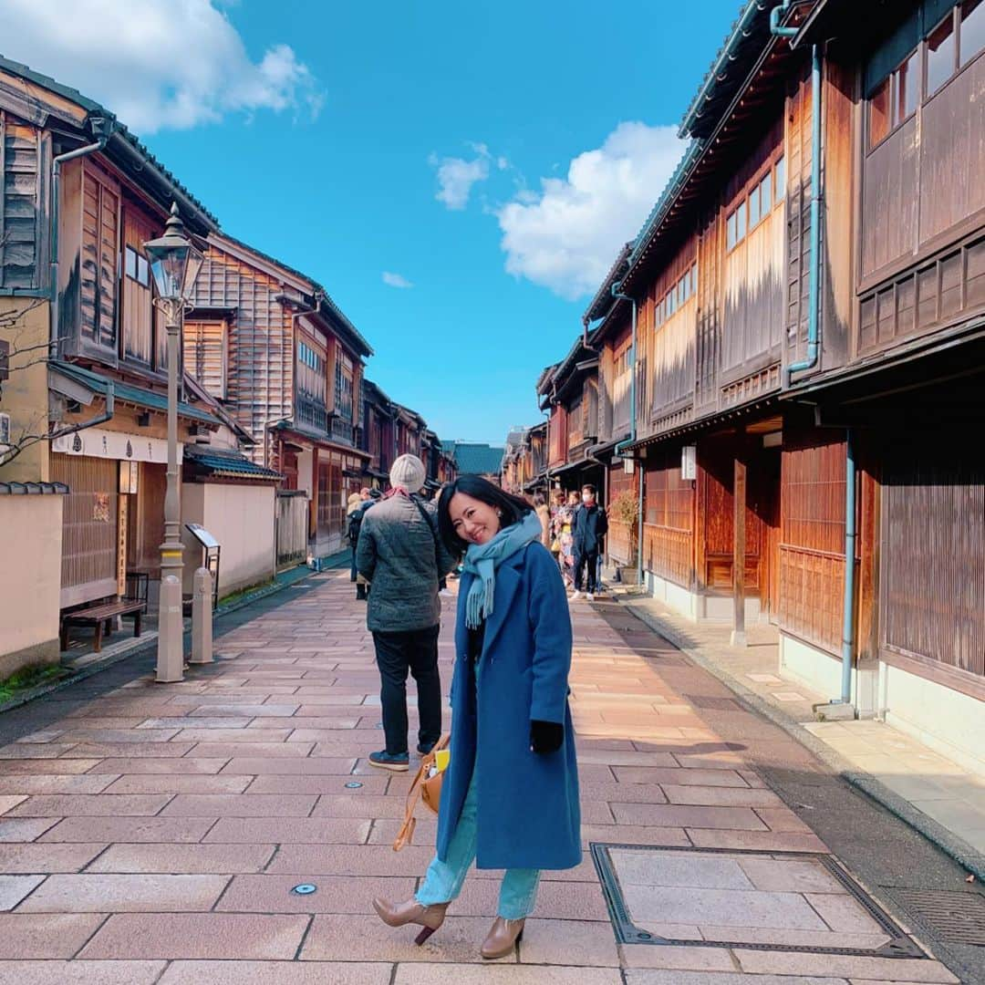 長嶺菜菜子さんのインスタグラム写真 - (長嶺菜菜子Instagram)「. ✈︎石川県金沢市 . 金沢の東茶屋町をお散歩👣﻿ ﻿ ﻿ 昔ながらの建物が立ち並ぶ茶屋街🏡﻿ ﻿ ﻿ 雰囲気は小さい小さい京都🤫﻿ 店内はアクセサリーや雑貨屋さん、食べ物屋さん﻿ ﻿ ﻿ 着物👘着ての散策もえぇな✨﻿ ﻿ ﻿ #金沢観光﻿ #東茶屋町﻿ ﻿ 金沢駅からバスで10分くらいだから﻿ 観光にはすごく行きやすい場所😚✨﻿ おすすめ🙌﻿ ﻿ ﻿ ─︎─︎─︎─︎─︎─︎─︎─︎─︎─︎﻿ ﻿ 写真撮ってたら﻿ フレンドリーな中国人が話しかけてきて﻿ ﻿ 「お姉さん、撮られ慣れてるねぇ！﻿ いい感じよー﻿ 　モデルさん？😙﻿ 僕の携帯でも撮っていい❓」﻿ ﻿ と言われたので﻿ 撮らせてあげました🤪﻿ ﻿ ﻿ ﻿ 写真撮ってる時の盛り上げコールが﻿ 面白いからぜひ音量ありで聞いて欲しい😂😂﻿ ﻿ ﻿ スワイプ4枚目の動画👉彼のサムスンの携帯での撮影　暗いねw﻿ ﻿ ﻿ すごく優しい気前のいい感じの中国人だたー🙌﻿ ﻿ ﻿ ﻿ ﻿ ﻿ ﻿#旅なな」2月12日 14時14分 - na7co0422