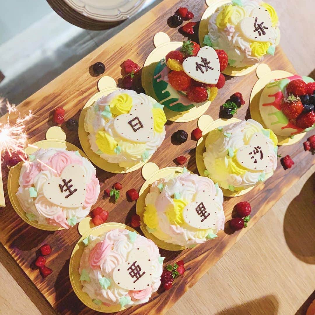 亜里沙さんのインスタグラム写真 - (亜里沙Instagram)「#earlybirthday 🎂 #farewell 💛 私の誕生日は3月なのですが、 色んなお友達が早めに誕生日をお祝いしてくれていて、 ここ1,2週間とても幸せで楽しくて幸せな時間を過ごしています🥺 . 先日も送別会を兼ねて大好きなみんなに お祝いをしてもらいました。 とても可愛いバルーンに（似顔絵入り！）、 可愛いケーキ、大人になってもこんなに可愛らしく お祝いしてもらっていいのかなってくらいですが、、、 . こんなラブリーな雰囲気の女子会というよりも みんなおもしろくて最高な友達🤣💕 なぜかカラオケでは全員一芸を持っていて、 普通に誰も歌わない😂 一緒に大切で楽しい時間を過ごしてくれる 素敵な友達に恵まれて私は幸せです。 あーおもしろかった😚 . お祝いを過ごすのにぴったりな @nslounge_daikanyama  ここのケールすき焼きが本当に美味しくて大好き🧡 @veggiefarm_tokyo . また改めて自分の今後の事はインスタに書きます:)) . #friends #happynight #nslounge代官山 #oryzaecelebrations #生日快樂」2月12日 14時14分 - alisa_0302