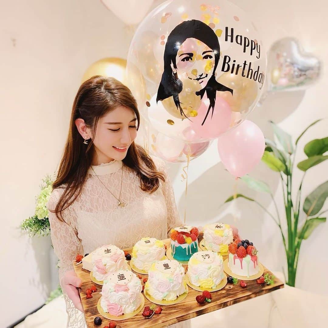 亜里沙さんのインスタグラム写真 - (亜里沙Instagram)「#earlybirthday 🎂 #farewell 💛 私の誕生日は3月なのですが、 色んなお友達が早めに誕生日をお祝いしてくれていて、 ここ1,2週間とても幸せで楽しくて幸せな時間を過ごしています🥺 . 先日も送別会を兼ねて大好きなみんなに お祝いをしてもらいました。 とても可愛いバルーンに（似顔絵入り！）、 可愛いケーキ、大人になってもこんなに可愛らしく お祝いしてもらっていいのかなってくらいですが、、、 . こんなラブリーな雰囲気の女子会というよりも みんなおもしろくて最高な友達🤣💕 なぜかカラオケでは全員一芸を持っていて、 普通に誰も歌わない😂 一緒に大切で楽しい時間を過ごしてくれる 素敵な友達に恵まれて私は幸せです。 あーおもしろかった😚 . お祝いを過ごすのにぴったりな @nslounge_daikanyama  ここのケールすき焼きが本当に美味しくて大好き🧡 @veggiefarm_tokyo . また改めて自分の今後の事はインスタに書きます:)) . #friends #happynight #nslounge代官山 #oryzaecelebrations #生日快樂」2月12日 14時14分 - alisa_0302
