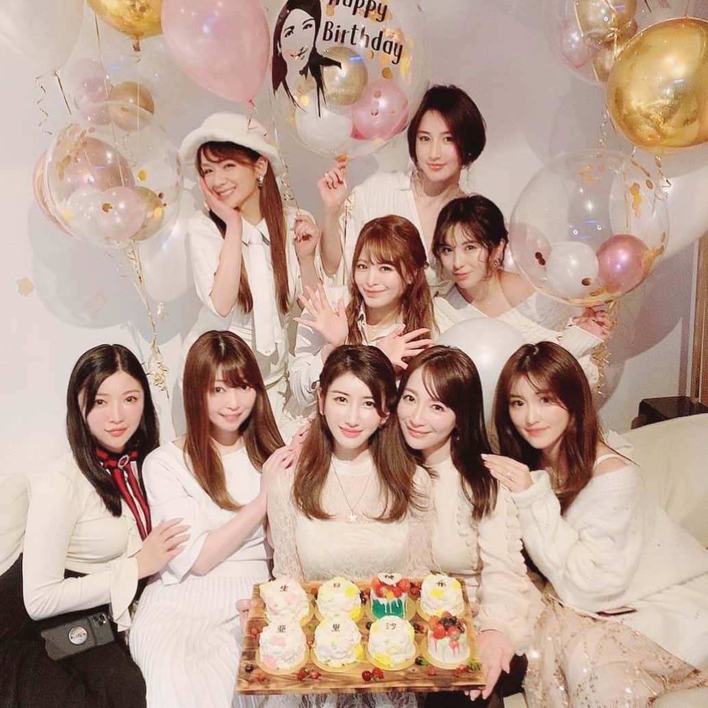 亜里沙さんのインスタグラム写真 - (亜里沙Instagram)「#earlybirthday 🎂 #farewell 💛 私の誕生日は3月なのですが、 色んなお友達が早めに誕生日をお祝いしてくれていて、 ここ1,2週間とても幸せで楽しくて幸せな時間を過ごしています🥺 . 先日も送別会を兼ねて大好きなみんなに お祝いをしてもらいました。 とても可愛いバルーンに（似顔絵入り！）、 可愛いケーキ、大人になってもこんなに可愛らしく お祝いしてもらっていいのかなってくらいですが、、、 . こんなラブリーな雰囲気の女子会というよりも みんなおもしろくて最高な友達🤣💕 なぜかカラオケでは全員一芸を持っていて、 普通に誰も歌わない😂 一緒に大切で楽しい時間を過ごしてくれる 素敵な友達に恵まれて私は幸せです。 あーおもしろかった😚 . お祝いを過ごすのにぴったりな @nslounge_daikanyama  ここのケールすき焼きが本当に美味しくて大好き🧡 @veggiefarm_tokyo . また改めて自分の今後の事はインスタに書きます:)) . #friends #happynight #nslounge代官山 #oryzaecelebrations #生日快樂」2月12日 14時14分 - alisa_0302