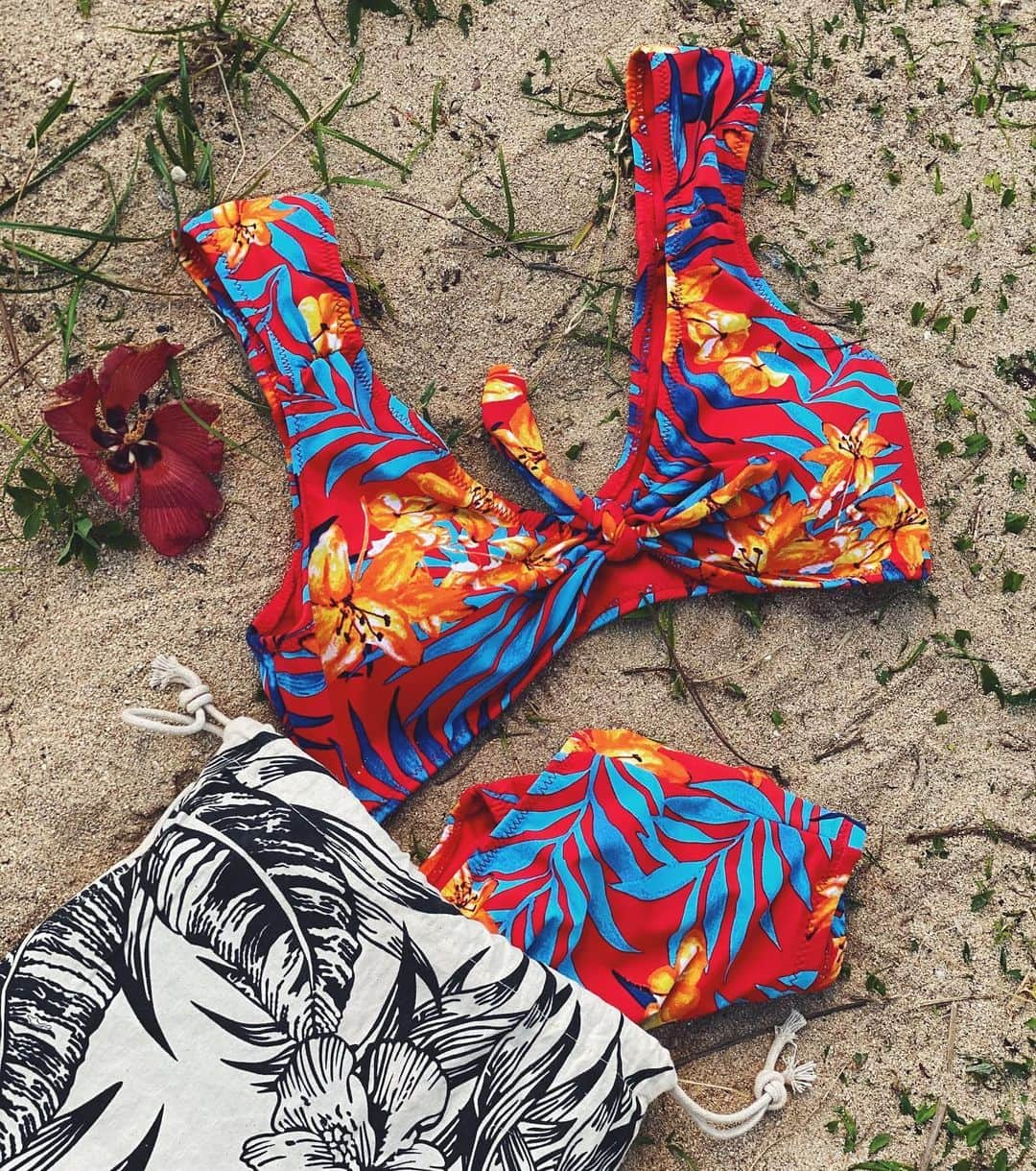 ILAのインスタグラム：「When you purchase our bikini 👙 it comes with a small floral bag! Make your orders now here at ⇨ www.ilaswim.us  #ilaswim」