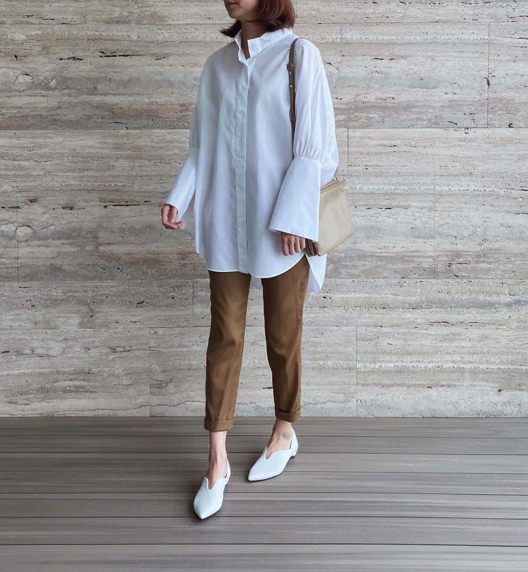 Shokoさんのインスタグラム写真 - (ShokoInstagram)「＊Lifestyle＊ #newin white mode pumps from Mana ・ People say that once you have a baby, your ‘life’ will change. Yes, to some extent it will. First several months I was sleeping less and my priorities has changed a bit as well. ・ But did my ‘lifestyle’ change? I don’t think so. I like to keep my house as organized as before (or even more)! And decluttered. Is my living and dining room splashed with baby stuff all over? No, not really baby proofed either. It still stays the same as before (except for the play matt). ・ When I meet up with my girlfriends I still want to talk about the same things we used to and not all about babies and kids. ・ I still wear the same clothes I used to. Even if it’s a white shirt and baby may get stains on it, I will still wear them. I will still enjoy an aroma candle at night as I used to. ・ Speaking of which.. I started to have that ‘itch’ for organizing my kitchen. Will share on my story later!」2月12日 14時26分 - simplytokyo