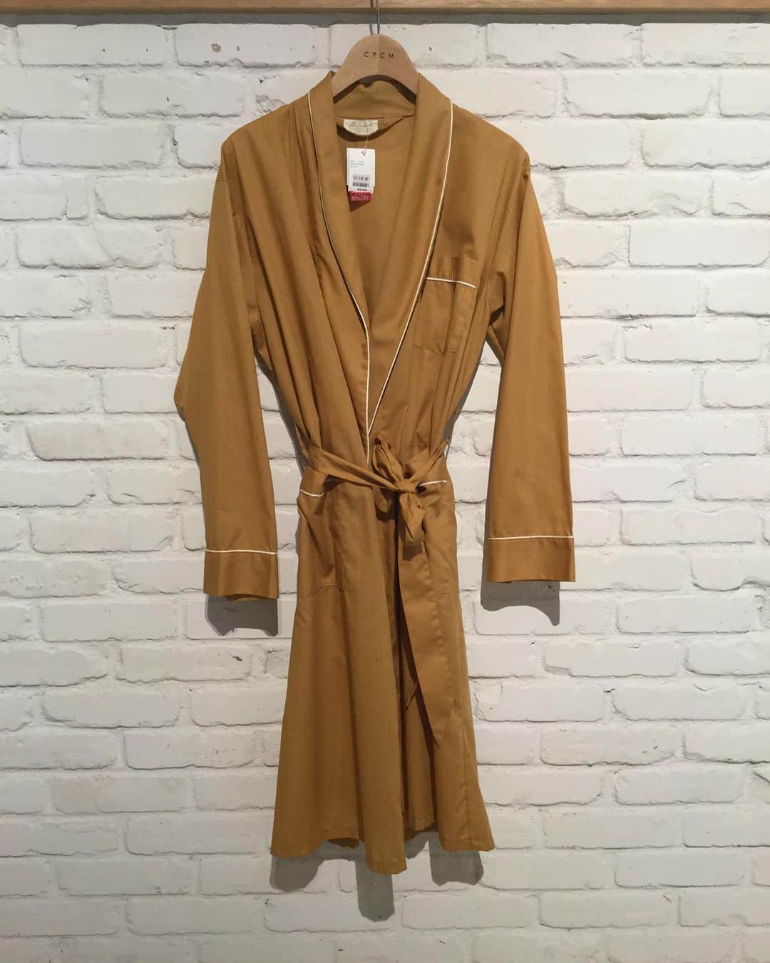 のインスタグラム：「. ヴィンテージ ガウン(完売です) ¥20,000-(90%) →¥2,000-  Allアイテム90％となっています。 closing last saleです。 残すところあと５日となりました。  #vintage #vintagewear #ヴィンテージ #閉店セール #閉店 #closingsale #cpcm」