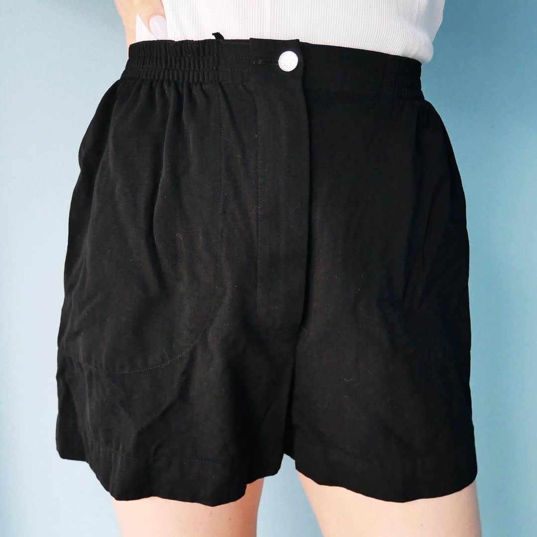 Vintage Brand Boutique AMOREさんのインスタグラム写真 - (Vintage Brand Boutique AMOREInstagram)「Vintage Chanel cotton short pants.  No size description ▶︎Free Shipping Worldwide✈️ ≫≫≫ DM for more information 📩 info@amorevintagetokyo.com #AMOREvintage #AMORETOKYO #tokyo #Omotesando #Aoyama #harajuku #vintage #vintageshop #ヴィンテージ #ヴィンテージショップ #アモーレ #アモーレトーキョー #表参道 #青山 #原宿#東京 #chanel #chanelvintage #vintagechanel #ヴィンテージ #シャネル #ヴィンテージシャネル #amorewardrobe #アモーレワードローブ」2月12日 14時21分 - amore_tokyo