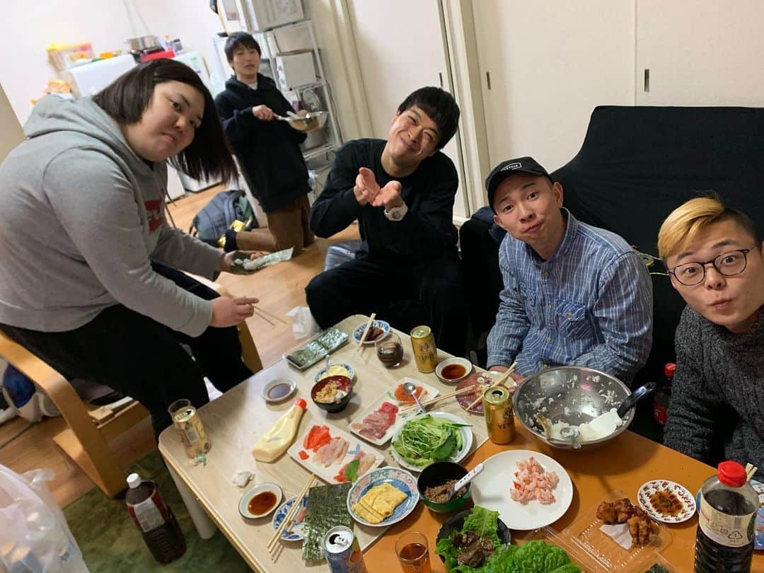 浜田のインスタグラム：「進行スタッフ上垣くんお疲れさま手巻き寿司パーティ。まぐろにトロにサーモンにいくらに、ハマチにブリに納豆にツナマヨコーンにソマオミートボール」