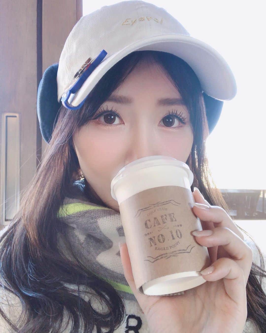 のインスタグラム：「. いいお天気だとゴルフに行きたくなる⛳️✨ . 新しくおろしたEYEVOL × NEW ERAの キャップ形がとてもきれい😙 キャップ似合わない芸人の私でも フィットする🥳🥳嬉しい♫ . #ゴルフ #ゴルフ女子 #ゴルフ好き #ゴルフコーディネート  #100切り  #EYEVOL #newera #neweracap #jackbunny #골프 #골프여자 #골프좋아  #일본골프  #골프오오티디」