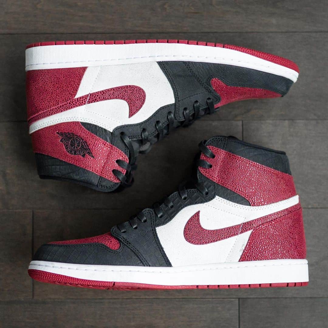 HYPEBEASTさんのインスタグラム写真 - (HYPEBEASTInstagram)「@hypebeastkicks: @jumpman23 has crafted a high-end Air Jordan 1 PE for the @ou_athletics football team. They’ve been constructed from premium faux stingray, croc and cracked leathers, while the waxed laces weave across the nylon tongue add an extra dash of elegance. Other details include black ball-and-wings logo on the collar and the recognizable OU graphic on the insole. ⁠⠀ Photo: @englishsole」2月12日 15時04分 - hypebeast