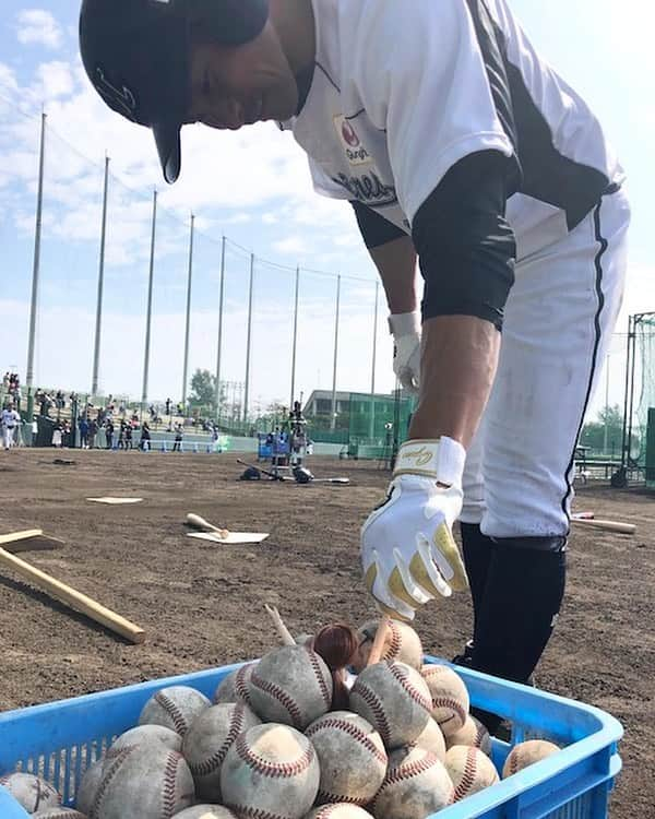 千葉ロッテマリーンズさんのインスタグラム写真 - (千葉ロッテマリーンズInstagram)「なにか気がついたのか。荻野貴選手が打撃練習を止めてボール箱の方に向かいました。「大丈夫？」と荻野貴選手。#助けてぇ🙌 #chibalotte #2020年マリーンズ春季キャンプ」2月12日 15時13分 - chibalotte