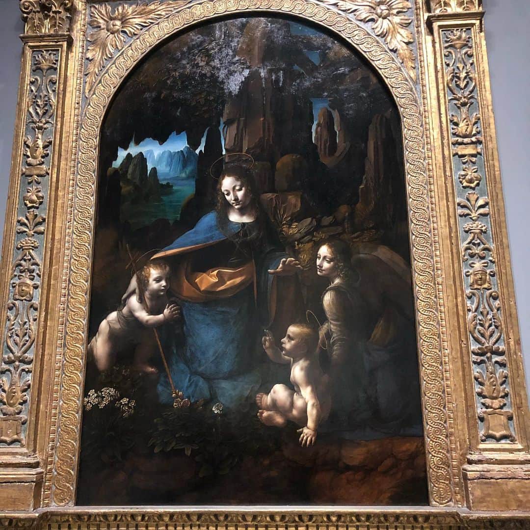 のインスタグラム：「【萌え絵との再会・その1】  レオナルド・ダ=ヴィンチ『岩窟の聖母』。 右側にいる洗礼者ヨハネは相変わらず綺麗でした。 ルーブル美術館にまったく同じ構図の絵がもう一枚ありますが、（こっちはヨハネのマントが赤）、私はこっちの青マントのナショナルギャラリー版のほうが好きです。  #ナショナルギャラリー　#レオナルドダヴィンチ　#岩窟の聖母　#nationalgallery  #madonnainthecave  #leonardodavinci」