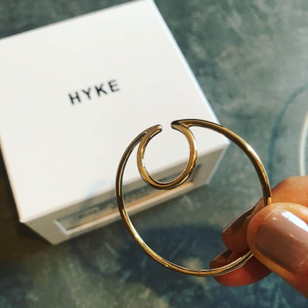 小泉里子さんのインスタグラム写真 - (小泉里子Instagram)「HYKEの展示会でオーダーしたイヤーカフ。 イヤーカフって自分の耳に合うものじゃないと痛かったり外れちゃったり。 だから合うものが見つけられたら嬉しいよね。　#HYKE #earcuff」2月12日 15時20分 - satokokoizum1