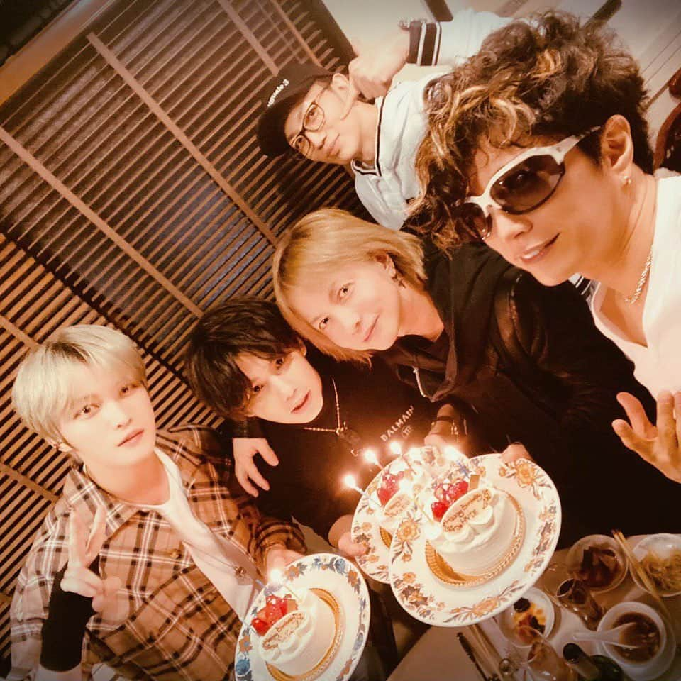 鮫島巧のインスタグラム：「先日、GACKT兄に誘って頂き、HYDEさん、ジェジュン君、My First Story Hiro 3人の合同誕生日会をしてきました!  なんて豪華なメンバーなんでしょう。  #HYDE #HIRO #ジェジュン  #happybirthday  #GACKT #TAKUMI」