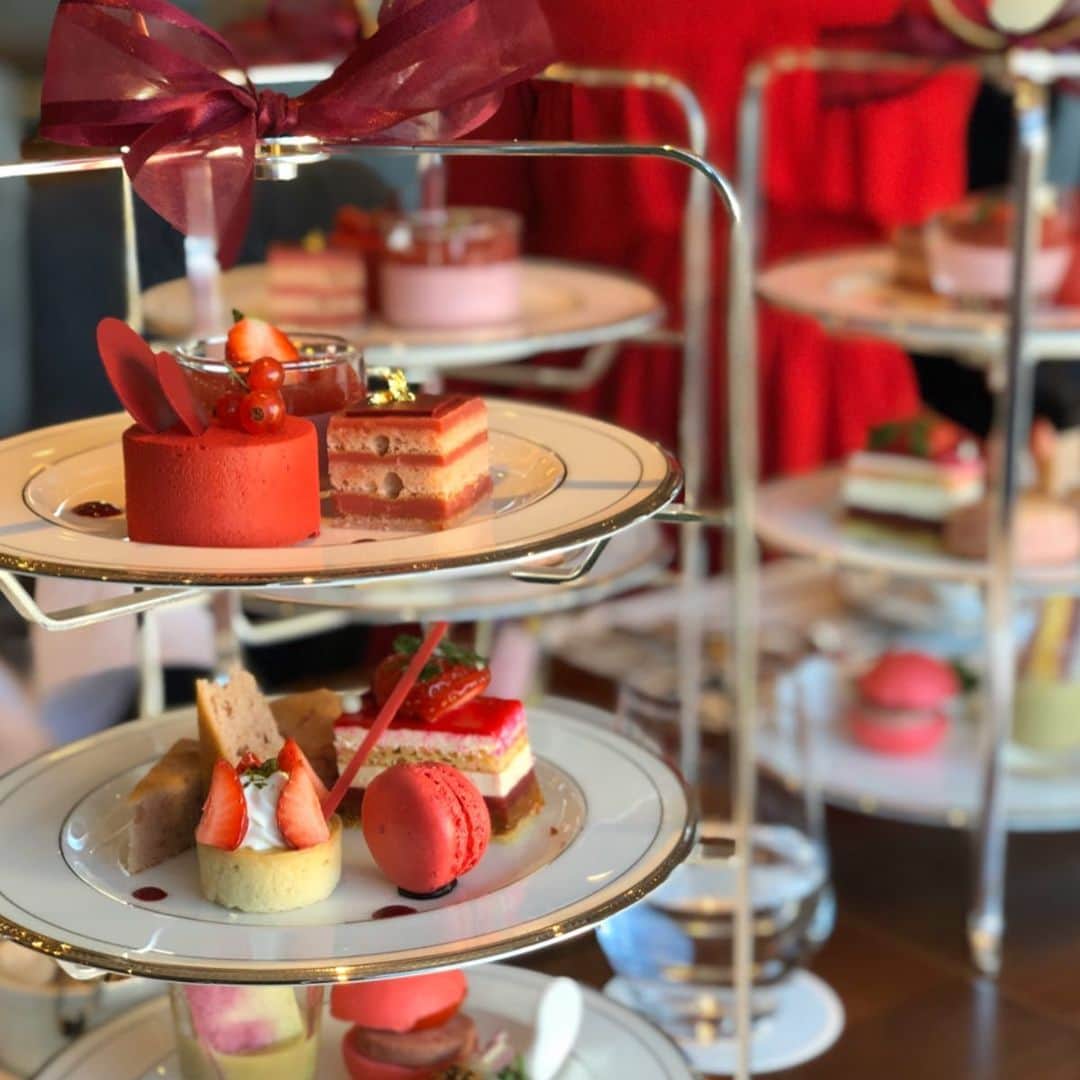 のインスタグラム：「red afteroon tea💋💄👄🌹 with @fujiko_0717 n @sayaka.atoguchi ☺️😘素敵な会になりました☺️🥰良い出会いになって良かった☺️🌹ゆっくり過ごす時間も大事☺️😌 #バチェラー #バチェラー3 #次作推薦します #アフタヌーンティーとか久しぶり　 @grandnikkotokyodaiba」