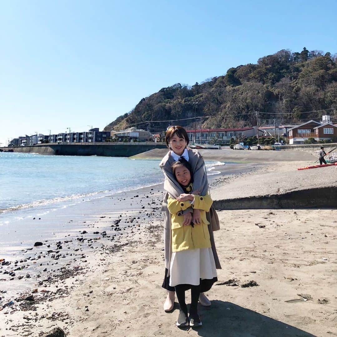Kikuno Sayumiさんのインスタグラム写真 - (Kikuno SayumiInstagram)「〻kamakura〻 ・ ・ ・ #波の音 が大好き☺️癒される🌊 ・ @caferecettekamakura で#フレンチトースト を食べた😋ここ、オシャレでめちゃくちゃ雰囲気良かった。 ・ #古民家カフェ で、赤ちゃん連れでもくつろげたよ✨ ・ ・ 近くに海があったから波に遊んでもらって、#鎌倉大仏 見にいって、小町通りをブラブラ。 ・ 前に行った時に買ったイカ天をどーしても買って帰りたくて、昔の記憶を頼りに探した！ ・ 無事みつかって買えた✨8枚目のpicの所の#しっとりイカ天#しっとりのり天 が美味しすぎる！娘もこういうおつまみみたいなのが大好きで😂 ・ ・ 夜は家で誕生日パーティ。私とお父さん2/10で同じ誕生日😚 ・ 楽しかったな✨ ・ ・ ・ #ファッション#ママ#プチプラコーデ#大人カジュアル#ヘアアレンジ#大人可愛い#ジユジョ #lucrajp#mamagirl#ママリ#ママリファッション#お洒落さんと繋がりたい#ママコーデ#令和ベイビー#男の子ママ#産後ファッション#授乳コーデ #授乳ファッション#ハンサムショート#ショートヘア#moderobe#6ヶ月#生後6ヶ月#locari」2月12日 15時49分 - sayumikikuno
