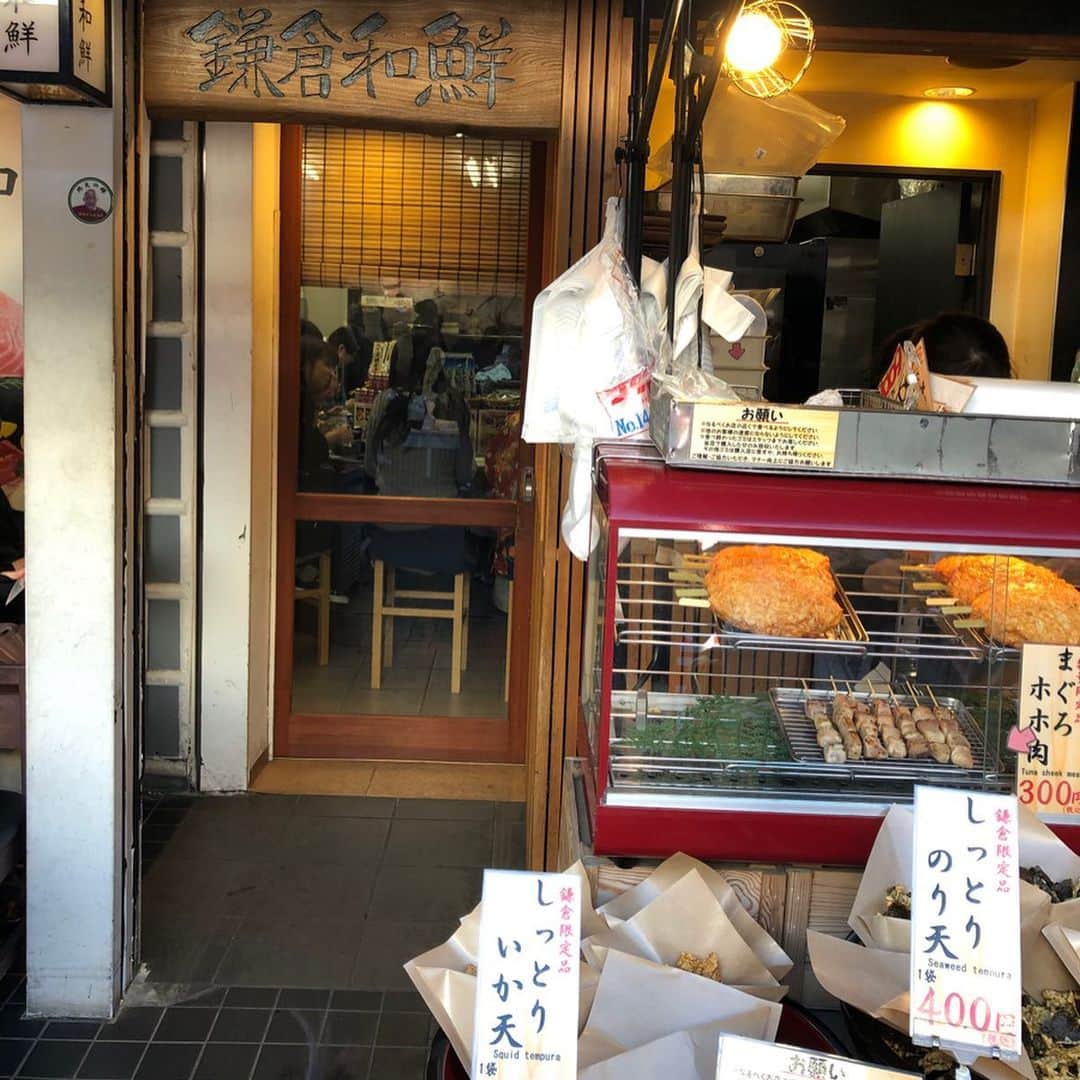 Kikuno Sayumiさんのインスタグラム写真 - (Kikuno SayumiInstagram)「〻kamakura〻 ・ ・ ・ #波の音 が大好き☺️癒される🌊 ・ @caferecettekamakura で#フレンチトースト を食べた😋ここ、オシャレでめちゃくちゃ雰囲気良かった。 ・ #古民家カフェ で、赤ちゃん連れでもくつろげたよ✨ ・ ・ 近くに海があったから波に遊んでもらって、#鎌倉大仏 見にいって、小町通りをブラブラ。 ・ 前に行った時に買ったイカ天をどーしても買って帰りたくて、昔の記憶を頼りに探した！ ・ 無事みつかって買えた✨8枚目のpicの所の#しっとりイカ天#しっとりのり天 が美味しすぎる！娘もこういうおつまみみたいなのが大好きで😂 ・ ・ 夜は家で誕生日パーティ。私とお父さん2/10で同じ誕生日😚 ・ 楽しかったな✨ ・ ・ ・ #ファッション#ママ#プチプラコーデ#大人カジュアル#ヘアアレンジ#大人可愛い#ジユジョ #lucrajp#mamagirl#ママリ#ママリファッション#お洒落さんと繋がりたい#ママコーデ#令和ベイビー#男の子ママ#産後ファッション#授乳コーデ #授乳ファッション#ハンサムショート#ショートヘア#moderobe#6ヶ月#生後6ヶ月#locari」2月12日 15時49分 - sayumikikuno