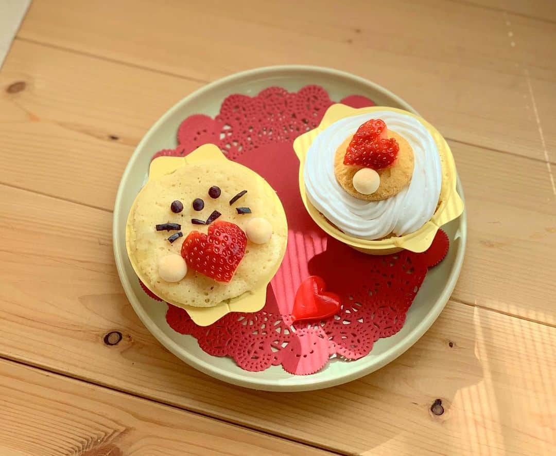 maki ogawaさんのインスタグラム写真 - (maki ogawaInstagram)「赤ちゃんと一緒にバレンタイン❤️❤️ ﻿ ﻿ ピジョンさん﻿ 離乳食ぱくっとレシピに﻿ 掲載中です。﻿ ﻿ https://pigeon.info/babyfood/pakutto-recipe/﻿ ﻿ ピジョン•レンジで蒸しパン　りんご&さつまいも かぼちゃ&にんじん 使用  カップの形そのままを使ってみました❤️ ﻿ 赤ちゃんにやさしい、﻿ 着色料・保存料無添加の蒸しパンです。﻿ 9ヶ月頃から食べられます。﻿ ﻿ 牛乳を入れて混ぜ混ぜ、レンジで40秒。﻿ 忙しいママにもやさしい蒸しパンです。﻿ ﻿ 詳細は﻿ ﻿ https://pigeon.info/babyfood/pakutto-recipe/﻿ もしくは﻿ @pigeon_official.jp﻿ で見られます。  #離乳食 #かわいいごはん #赤ちゃんごはん #赤ちゃんパンケーキ #かわいい離乳食 #かわいい離乳食部 #babyfood #babyfoodideas #babyfirstfood #babyfirstfood #babyfirstfoodideas #foodstagram #yummy #instart #クッキングラム #料理好きな人と繋がりたい #レシピ #おうちごはん  #私のおいしい写真真 #kitty #cat #catlover #cake #steambuns」2月12日 15時56分 - cuteobento