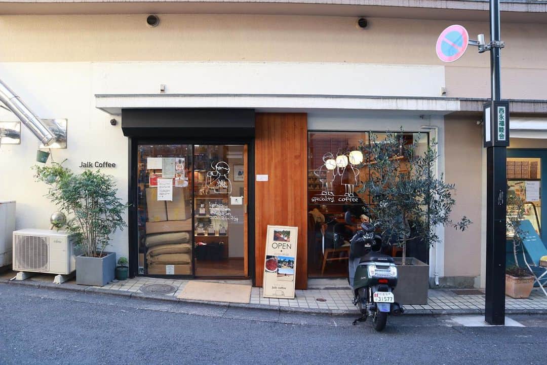 石井輝明さんのインスタグラム写真 - (石井輝明Instagram)「西永福。 今日は急遽ななまがりさんのトークライブ「ななしゃべり」に出させていただきます。 初瀬さんの代わりです。 是非大宮へ。  #jalkcoffee #cafe #coffee #カフェ #東京カフェ #西永福カフェ #カフェ芸人 #そして水曜日はカフェyoutubeの日です #初瀬さんは自宅療養なので観てほしいな #でも初瀬さんが観てもなんじゃいってなるだけよな #やっぱり初瀬さんは観ないでいい #初瀬さん以外みんな観てください #よろしくお願いします」2月12日 16時01分 - comandanteishii