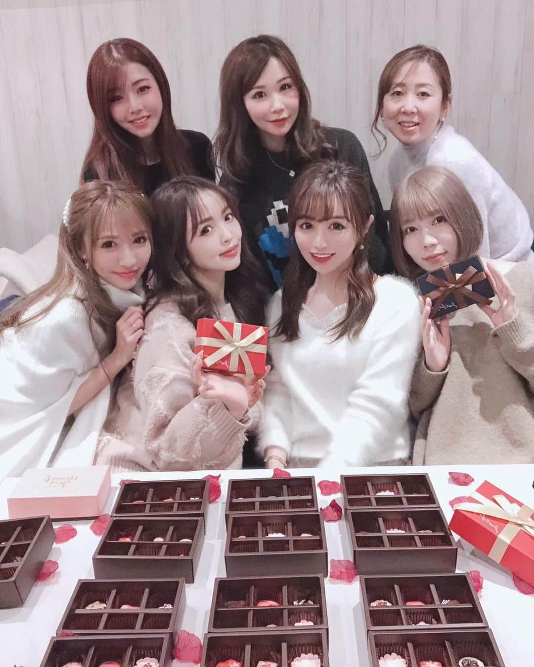 板橋瑠美さんのインスタグラム写真 - (板橋瑠美Instagram)「チョコ🍫﻿ ﻿ に見るけどなんとアイシングクッキー💕﻿ ﻿ ﻿ ﻿ この間うちらの溜まり場になりつつある、ハピスペで、﻿ 愛するしの先生のアイシングクッキー教室と新年会をしたよー❤️﻿ ﻿ ﻿ ﻿ 今回で6回目？のアイシングクッキー作りになるけど、﻿ 今までで1番サイズが小さいクッキーを作ったので難しかったー‼️﻿ ﻿ ﻿ でも、ほんと見た目がチョコみたいな可愛すぎるクッキーを作れました♡﻿ ﻿ ﻿ ハピスペは子供も遊べるおもちゃもあるし、﻿ スイッチも完備してあるからうちの子が大好きなのwww﻿ ﻿ ﻿ いつもスイッチで楽しそうに遊んでるよ💕﻿ ﻿ ﻿ 女子会、ママ会でみんなでワイワイするのに本当オススメ♡﻿ @happyspaceshare ﻿ ﻿ またハピスペで集まろー💕﻿ ﻿」2月12日 16時07分 - rumi_official_0616