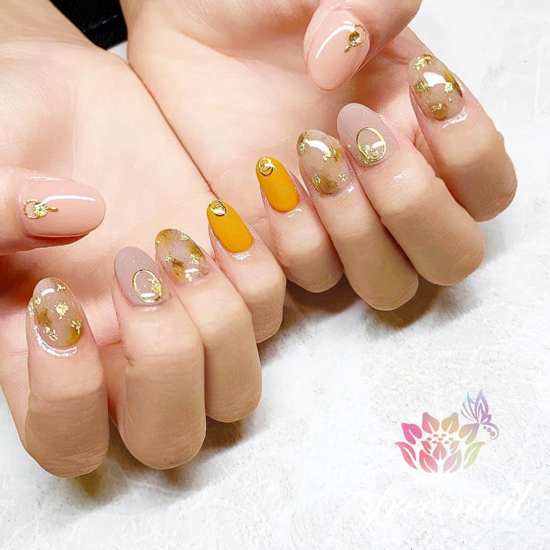 ネイルアーティストRYさんのインスタグラム写真 - (ネイルアーティストRYInstagram)「. べっ甲ネイル💅🏻⛄️✨ . イエローで💛✨ . #ネイリスト #ネイルアーティスト #ネイルアート #ネイルチェンジ #ネイルサロン #大阪ネイルサロン #ネイルスクール #ネイル動画 #ジェルネイル #ネイルデザイン #べっ甲ネイル #金箔ネイル #ネイルパーツ #イエローネイル #ベージュネイル #グレージュネイル #デザインネイル #トレンドネイル #大人ネイル #シンプルネイル #冬ネイル #winternails #美甲 #日式美甲 #日式美甲胶 #日本美甲师 #日本美甲老师 #美甲上课 #日本胶」2月12日 16時07分 - nail_artist_rm