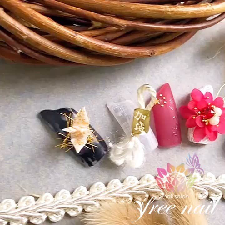 free nail フリーネイルのインスタグラム：「. . ━━━━━━━━━ Pray for China🇨🇳 Pray for Wuhan🙏🏻 ━━━━━━━━━ . freenailからのエールのネイルチップです💅🏻🇨🇳📣✨ . 千羽鶴や、お守り、神社参拝、健康祈願などをイメージしてデザインしました⛩📿🍀🧧 . 世界中がこの苦難を一日も早く乗り越えられることを心よりお祈りします🙏🏻🇨🇳🌏✨ . 中国加油🇨🇳‼️ 武汉加油🇨🇳‼️ . Designed by Rie Tadokoro . #prayforchina #prayforwuhan #中国加油 #武汉加油 #wuhanjiayou #武漢 . #フリーネイル #freenail #ネイルアート #ジェルネイル #ネイルサロン #大阪ネイルサロン #ネイルデザイン #ジェルネイル #ネイル動画 #ネイルチップ #お守り #千羽鶴 #神社参拝 #健康祈願 #祈り #頑張れ #加油 #美甲 #日式美甲 #日式美甲胶 #日本美甲师 #日本美甲老师 #美甲上课 #日本胶」