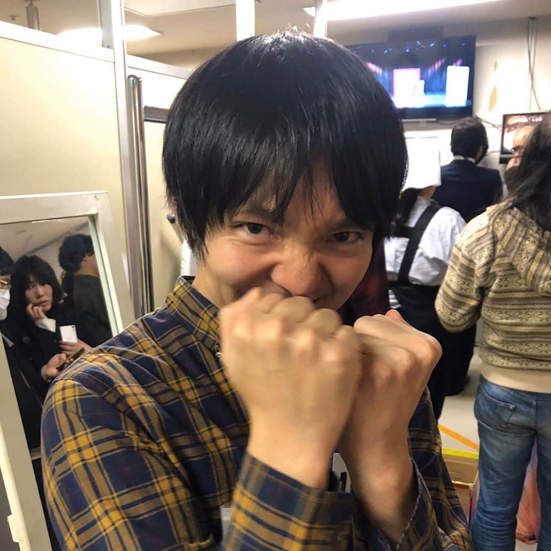 ほしのディスコのインスタグラム：「R-1ぐらんぷり準決勝に進出することができました！！去年1年間ピンネタも頑張ってきてよかったです！！準決勝も頑張ります！！ 準々決勝本番直後にお見送り芸人しんいちさんが撮ってくれた写真！ 手の震えがすごくて手だけピント合ってません！ #r1ぐらんぷり2020」