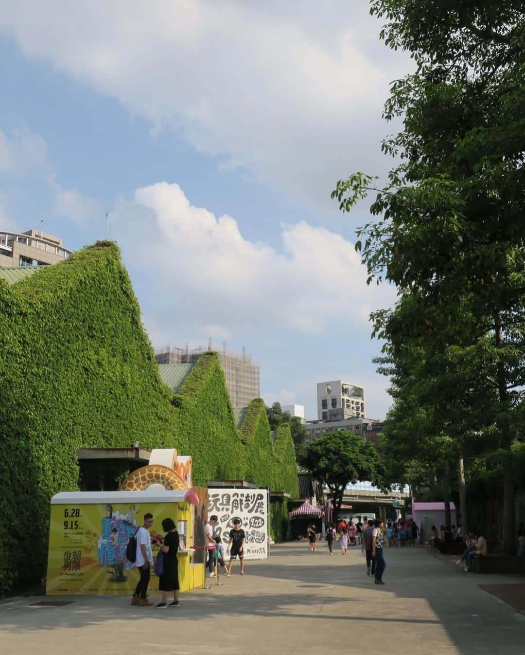 歩りえこさんのインスタグラム写真 - (歩りえこInstagram)「2/23まで台湾🇹🇼台北市内の文化・商業施設「華山１９１４クリエイティブパーク」内にある﻿ ﻿ 「華山Ｌａｕｇｈ＆Ｐｅａｃｅ　Ｆａｃｔｏｒｙ（ラフアンドピースファクトリー）の一部にて﻿ ﻿ わたしが撮影したエガオノオト写真が展示されています。﻿ ﻿ ラフ&ピースファクトリー大阪ギャラリー１周年を記念して、他の吉本所属のタレントさんの作品も展示されています。﻿ ﻿ 会場はこんな感じ♪﻿ ﻿ 台湾に行く機会のある方は良かったら覗いてみてくださいね🇹🇼﻿ ﻿ アクセス🗺﻿ 台北市台北市中正區八德路一段1號 (1914華山文創園區東3烏梅酒廠)﻿ ﻿ #台湾﻿ #台北﻿ #華山﻿ #写真展﻿ #ラフピースファクトリー﻿ #歩りえこ﻿ #吉本﻿ #華山1914」2月12日 16時37分 - riekoayumi