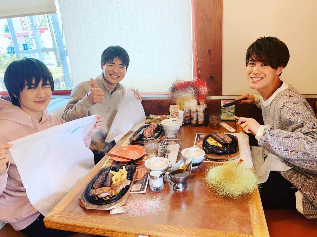 BOYS AND MENさんのインスタグラム写真 - (BOYS AND MENInstagram)「今日はこの3人でボイメン体操の収録でした☺️✨ #ボイメン #辻本達規 #本田剛文 #平松賢人 #つーじー #ほんちゃん #けんちゃん #ボイメン体操 #つーじー復帰戦 #ハンバーグも美味しかったです😊」2月12日 16時38分 - boysandmen_official