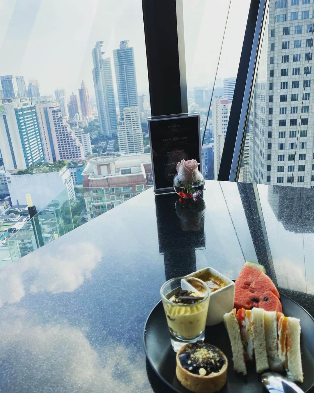 Gabrielaさんのインスタグラム写真 - (GabrielaInstagram)「Bangkok trip . 今回泊まったホテルも良き！ ラウンジにスイーツ食べ放題システムがあって、 最高！ Thank you!😉 . E o hotel foi ótimo também.. Com bufê de sobremesa no lounge.. 😋 . . .  #travel #vacation #thailand #off #タイ旅　#令子旅行　#タイ　#pool #summer #piscina #verao #プール　#コーデ　#ootd #lookdodia #ferias #プールコーデ」2月12日 16時34分 - rkgabriela