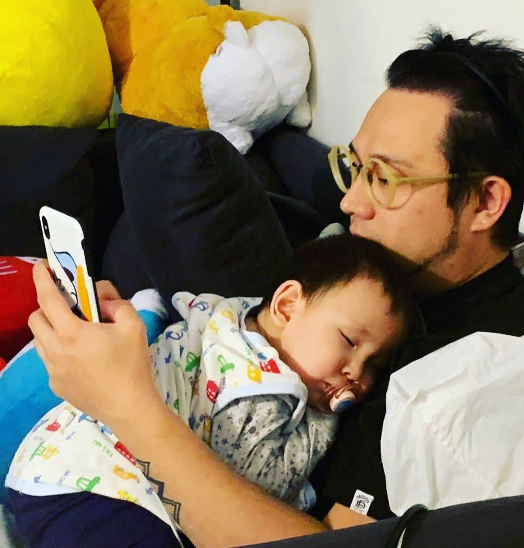 スティーブン・チョンのインスタグラム：「#當你有咗個仔  #唯有咁樣打機  #只有等佢瞓咗先可以打  #佢好耐冇出過街  #希望大家身體健康」