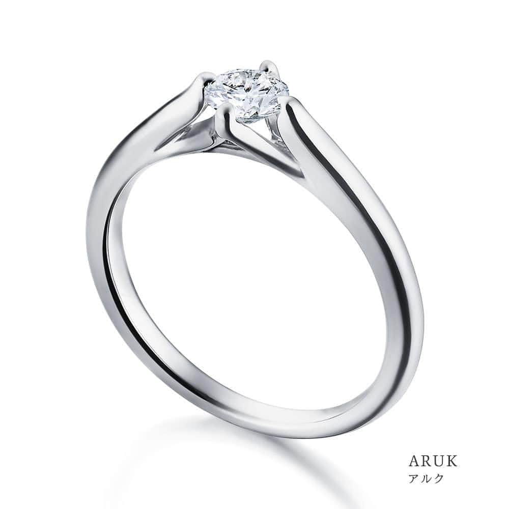 婚約・結婚指輪のI-PRIMO（アイプリモ）公式アカウントさんのインスタグラム写真 - (婚約・結婚指輪のI-PRIMO（アイプリモ）公式アカウントInstagram)「* 【華やかな輝きと洗練されたデザインが織り成す、永遠の愛の証】  指元で存在感のある輝きを放つダイヤモンドが美しいエンゲージリング。おふたりの清らかな愛の誓いをあらわすマリッジリングは、身に着けているのを忘れてしまうほどなめらかな着け心地と、シーンを選ばないシンプルなフォルム。重ねづけにもぴったりなウェディングリングです。  婚約指輪：アルク #アイプリモ_アルク 婚約指輪：アルデラ #アイプリモ_アルデラ 婚約指輪：プラウ #アイプリモ_プラウ 結婚指輪：ユノー #アイプリモ_ユノー 結婚指輪：ホルス #アイプリモ_ホルス * #iprimo #アイプリモ #結婚指輪 #婚約指輪 #結婚 #婚約 #ブライダルリング #エンゲージリング #マリッジリング #プレ花嫁 #結婚準備 #令和婚 #2020春婚 #2020夏婚 #wedding #日本中のプレ花嫁さんと繋がりたい #結婚指輪選び #指輪探し #ペアリング #重ね着け #セットリング #ソリテール」2月12日 16時45分 - iprimo_official
