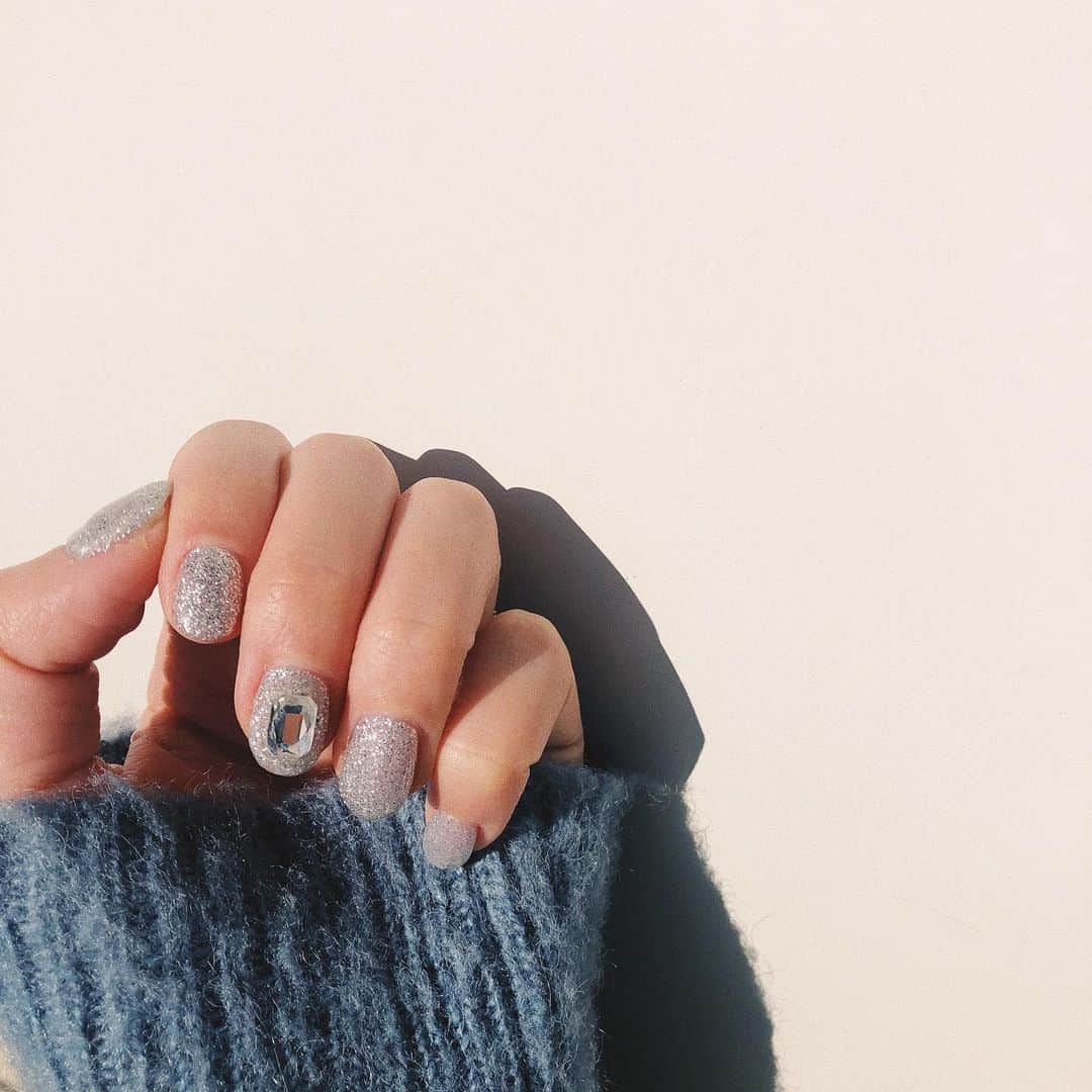 鈴木あやさんのインスタグラム写真 - (鈴木あやInstagram)「新しいネイルはキラキラ💅✨ 親指と中指だけに大きなスクエアストーンおいたよっ。  @by_me_couture  #nail #nails #handnail #네일아트 #네일 #ネイル #ジェルネイル #💅」2月12日 16時54分 - techitechiaya
