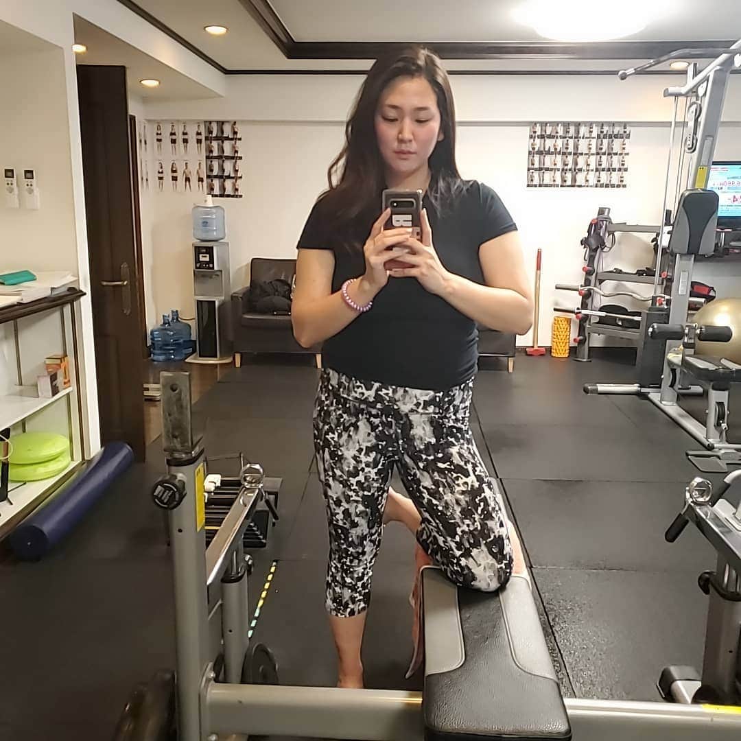 うさまりあのインスタグラム：「今日もトレーニング頑張りました😎  #MAHALO の松本先生にしまってきたと言われ  嬉しい❤️ 2月からは週2で通ってます✨✨✨ それと糖質制限もしながらダイエットに励んでおります😎  ダイエット中のみんな頑張ろう🤣🍤 ちなみに皆さんはダイエットしてるときのおすすめ 糖質制限メニューとかありますか？  教えてください😘  #ダイエット #ジム #パーソナル #糖質制限ダイエット  #うさまりあ #頑張る」