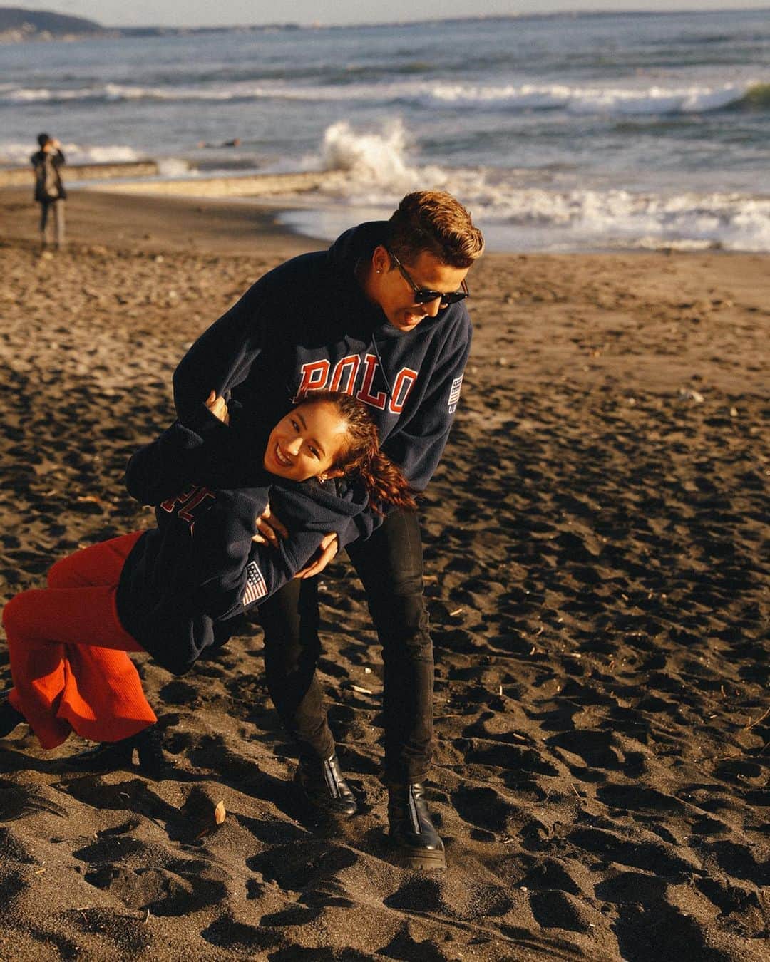 Julia Castroさんのインスタグラム写真 - (Julia CastroInstagram)「💙🧡💙💙 よくやられるコーディの必殺技、いつも急だからめちゃくちゃ焦る🤥🤥🤥(ゆっくりおろしてくれるよ) . #JULIDY  #couple #relationship #beach #shonan #shonanbeach #fashion #outfit #sunset #ootd #sunglasses #必殺技 #格闘技か #カップル #遊び #写真 #夕焼け #海 #デート #ドライブデート #幸せ #楽しい #思い出 #ファッション #湘南」2月12日 22時35分 - julia.c.0209