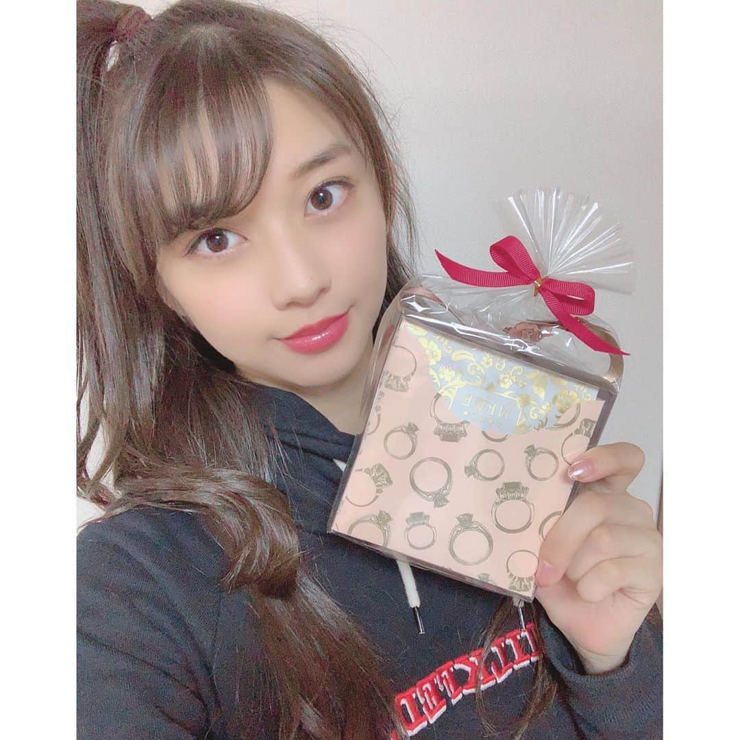 牧野真莉愛さんのインスタグラム写真 - (牧野真莉愛Instagram)「♡ ♡ プレゼント🎁 とってもサンキューです❣️❣️❣️ ・ 妹になってほしいくらいだいすき🐰💗 ※お手紙＆メッセージカード何度も読みました💕 ・ ファイターズ讃歌を発声練習に取り入れ、🎵Baby Shark🎵を新たに追加⚾️ ※とってもありがとうございます🦈 ・ ベビーちゃま誕生✨おめでとうございます🎈💝 ※お誕生日🎂自分と近くて、まりあとっても嬉しいです🎀 ♡ ♡  #モーニング娘20 #morningmusume20」2月12日 22時28分 - maria_makino.official