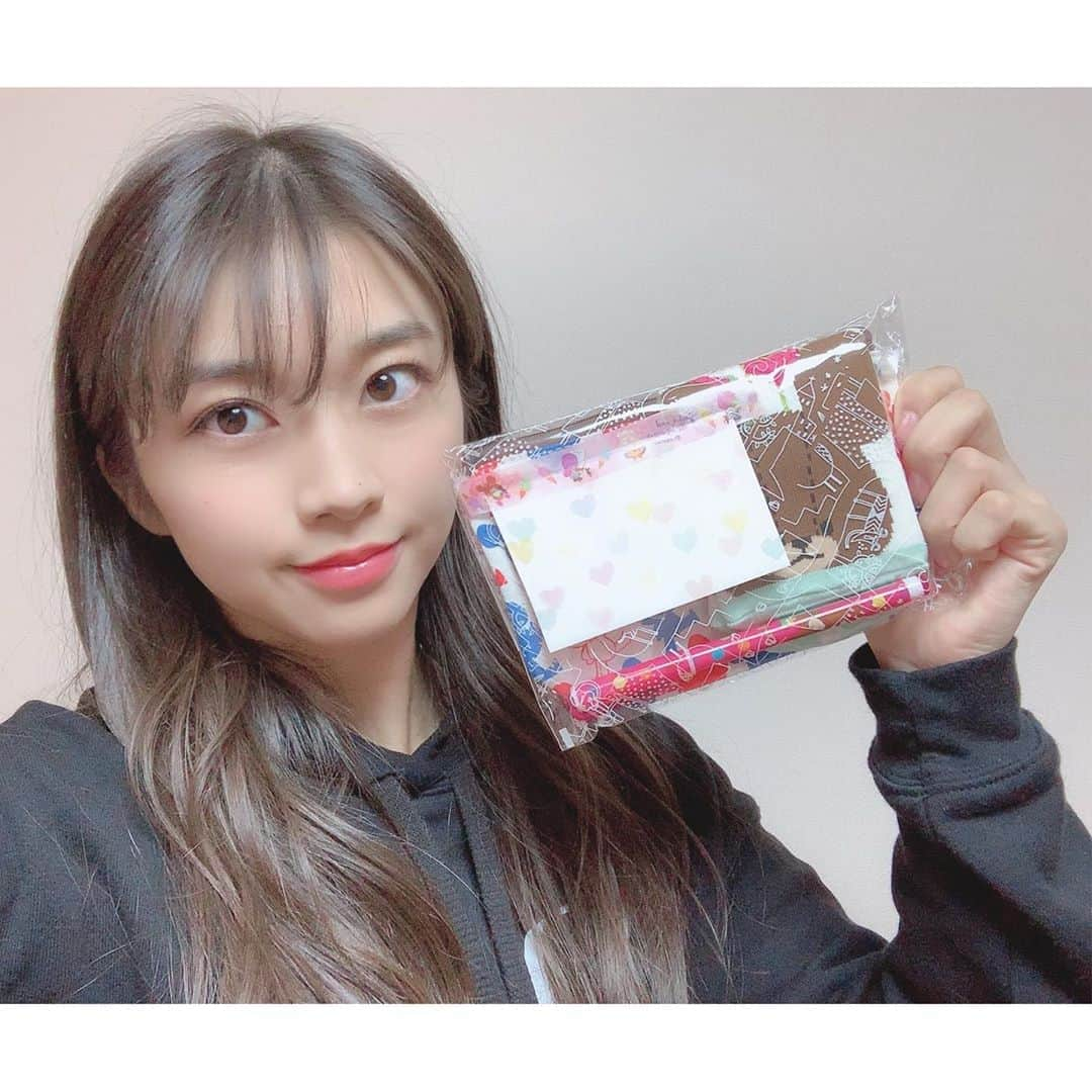 牧野真莉愛さんのインスタグラム写真 - (牧野真莉愛Instagram)「♡ ♡ プレゼント🎁 とってもサンキューです❣️❣️❣️ ・ 妹になってほしいくらいだいすき🐰💗 ※お手紙＆メッセージカード何度も読みました💕 ・ ファイターズ讃歌を発声練習に取り入れ、🎵Baby Shark🎵を新たに追加⚾️ ※とってもありがとうございます🦈 ・ ベビーちゃま誕生✨おめでとうございます🎈💝 ※お誕生日🎂自分と近くて、まりあとっても嬉しいです🎀 ♡ ♡  #モーニング娘20 #morningmusume20」2月12日 22時28分 - maria_makino.official