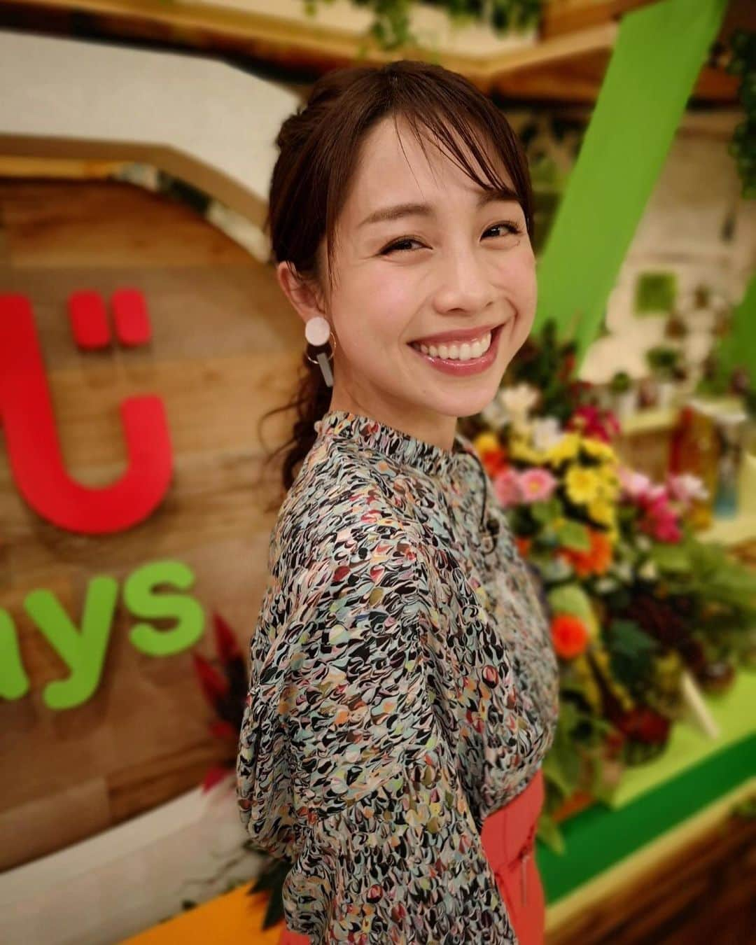 鈴木あきえさんのインスタグラム写真 - (鈴木あきえInstagram)「#テレビ東京 #よじごじdays #生放送　🧡❤️ 今回は 【冬のテイクアウトグルメ特集】 でした🍙🍘 テイクアウトいいよね💛 主婦の強い味方😍🥰🤝 今日も テイクアウトにお世話になりそうな気配ムンムンな我が家です。笑  みなさんは 夕飯の献立は どうやって決めてますか❓🍴🥳 ◡̈⃝ ◡̈⃝ スタジオで着ていた衣装は ・ブラウス→JUN OKAMOTO @junokamoto_ ・パンツ→pool studio alivier @poolstudioalivier  さんのでした😊💓」2月12日 17時13分 - akiesuzuki0312