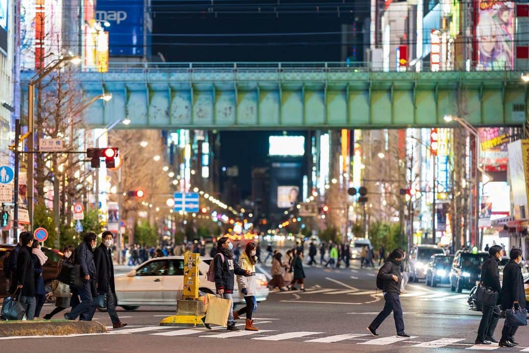 サイモンとマルティナさんのインスタグラム写真 - (サイモンとマルティナInstagram)「Wandering around Tokyo at night and grabbing all the lights and colors I can find.」2月12日 17時15分 - eatyourkimchi