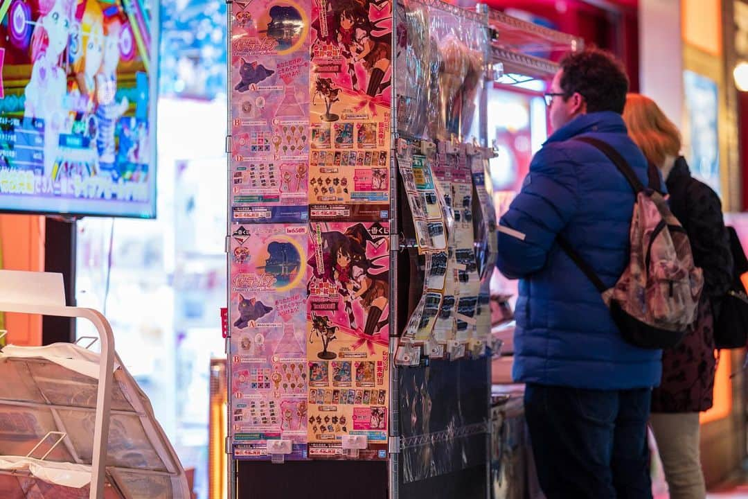 サイモンとマルティナさんのインスタグラム写真 - (サイモンとマルティナInstagram)「Wandering around Tokyo at night and grabbing all the lights and colors I can find.」2月12日 17時15分 - eatyourkimchi