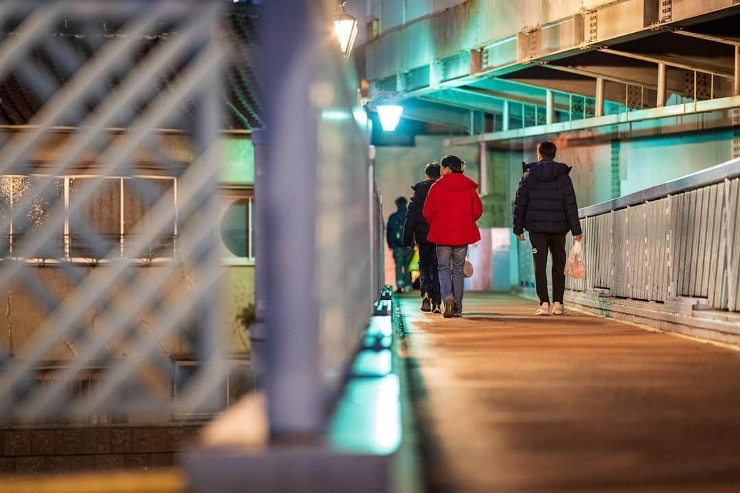 サイモンとマルティナさんのインスタグラム写真 - (サイモンとマルティナInstagram)「Wandering around Tokyo at night and grabbing all the lights and colors I can find.」2月12日 17時15分 - eatyourkimchi