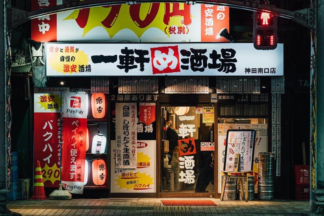 サイモンとマルティナのインスタグラム：「Wandering around Tokyo at night and grabbing all the lights and colors I can find.」