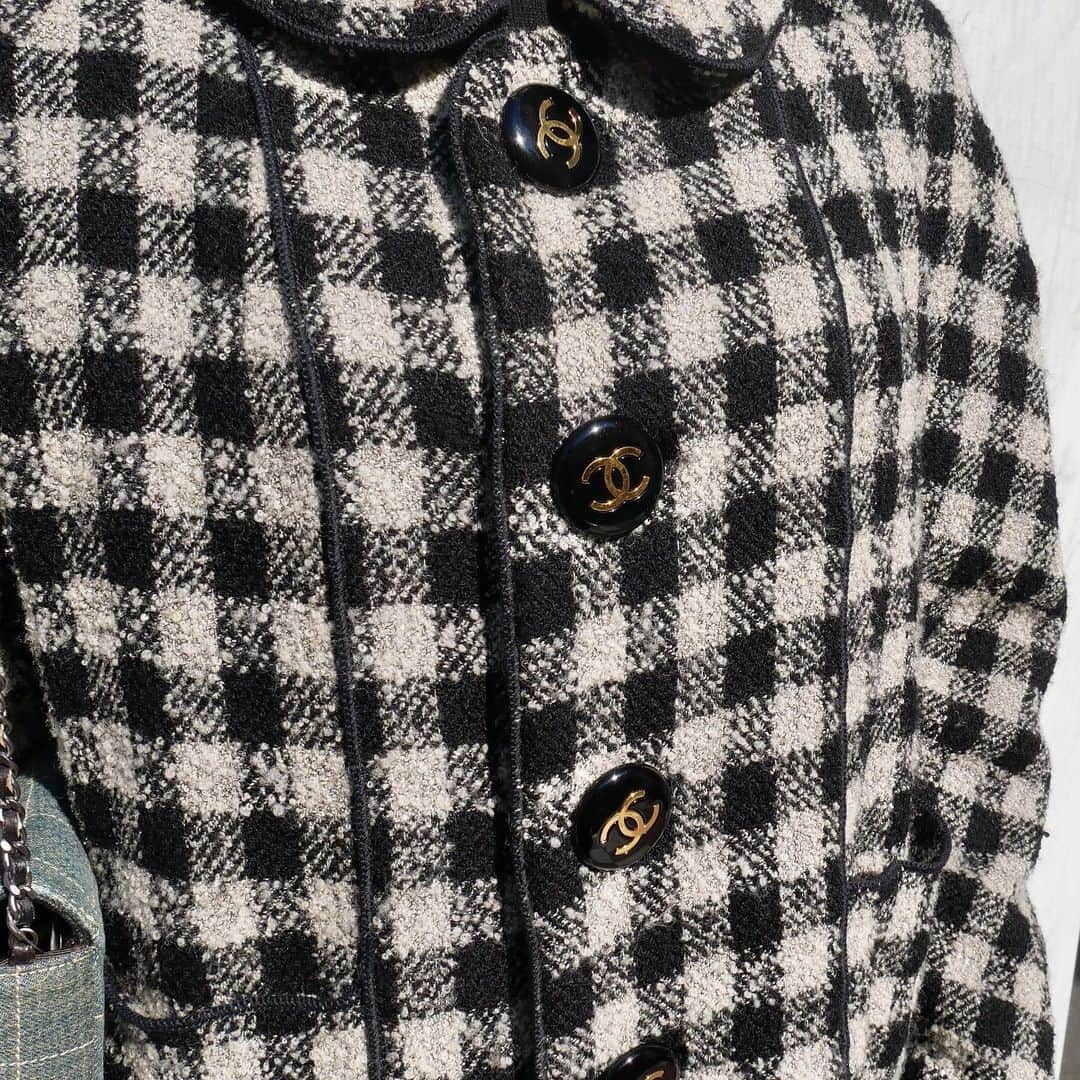 Vintage Brand Boutique AMOREさんのインスタグラム写真 - (Vintage Brand Boutique AMOREInstagram)「Vintage Chanel plaid wool coat. Size 42,collection 29▶︎Free Shipping Worldwide✈️ ≫≫≫ DM for more information 📩 info@amorevintagetokyo.com #AMOREvintage #AMORETOKYO #tokyo #Omotesando #Aoyama #harajuku #vintage #vintageshop #ヴィンテージ #ヴィンテージショップ #アモーレ #アモーレトーキョー #表参道 #青山 #原宿#東京 #chanel #chanelvintage #vintagechanel #ヴィンテージ #シャネル #ヴィンテージシャネル #amorewardrobe #アモーレワードローブ」2月12日 17時19分 - amore_tokyo