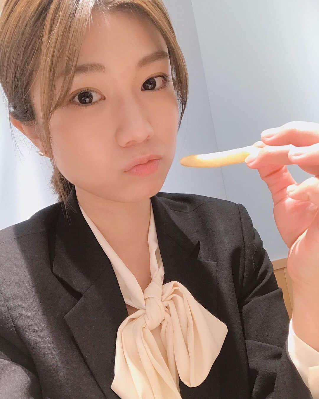 藤木由貴さんのインスタグラム写真 - (藤木由貴Instagram)「🍟 . #お疲れ様です #先輩派 #後輩派 #スーツ女子 #スーツ姿 #藤木由貴 #workout #お仕事 #推しごと」2月12日 17時19分 - yuki.grm