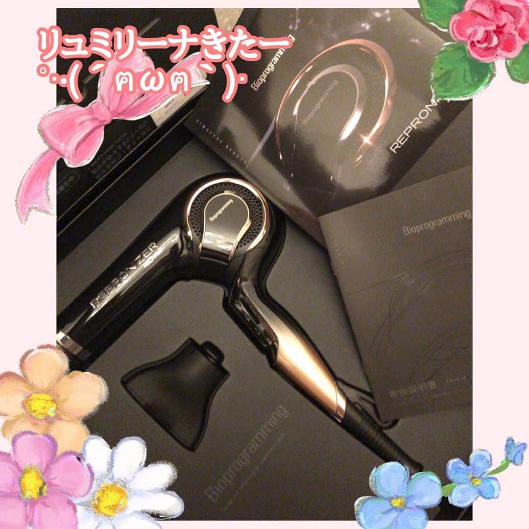 咲本弥生のインスタグラム：「高級ドライヤーのお誕生日プレゼント🎂🎁いただきましたヾ(;´Д`●)ﾉ 欲しくても買えなかったやつ💓 バイオプログラミングで髪が艶っぽくドライヤーできると言う物です✨ 私のもうどうにもならない髪を労ってくれたんだね😿 ありがとうございます🙇🏼‍♀️🙇🏼‍♀️ 使い散らかします🙇🏼‍♀️🙇🏻‍♀️ + + #リュミリーナ　#リュミリーナ4d #ヘアケア　#髪トラブル」