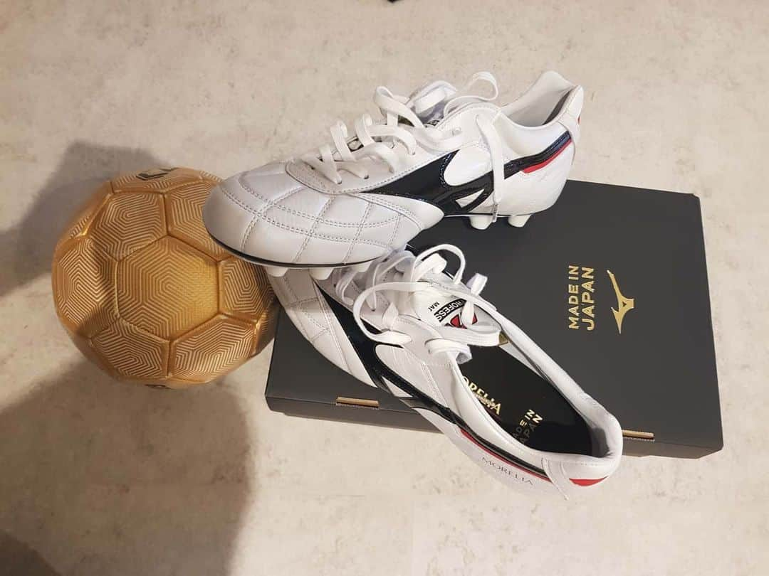 ハ・ソンミンのインスタグラム：「2020season  느낌 좋다 mizuno  모렐리아 올드버젼  잘부탁해💪💪 #경남fc #mizuno」