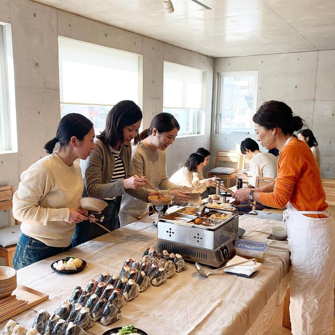 のインスタグラム：「【おでんの会を行いました】﻿ 本部スタッフの親睦を深めるために開催された「おでんの会」。手作りの美味しいおでんをいただき、贅沢なランチタイムになりました。  #marksandweb #マークスアンドウェブ ﻿」