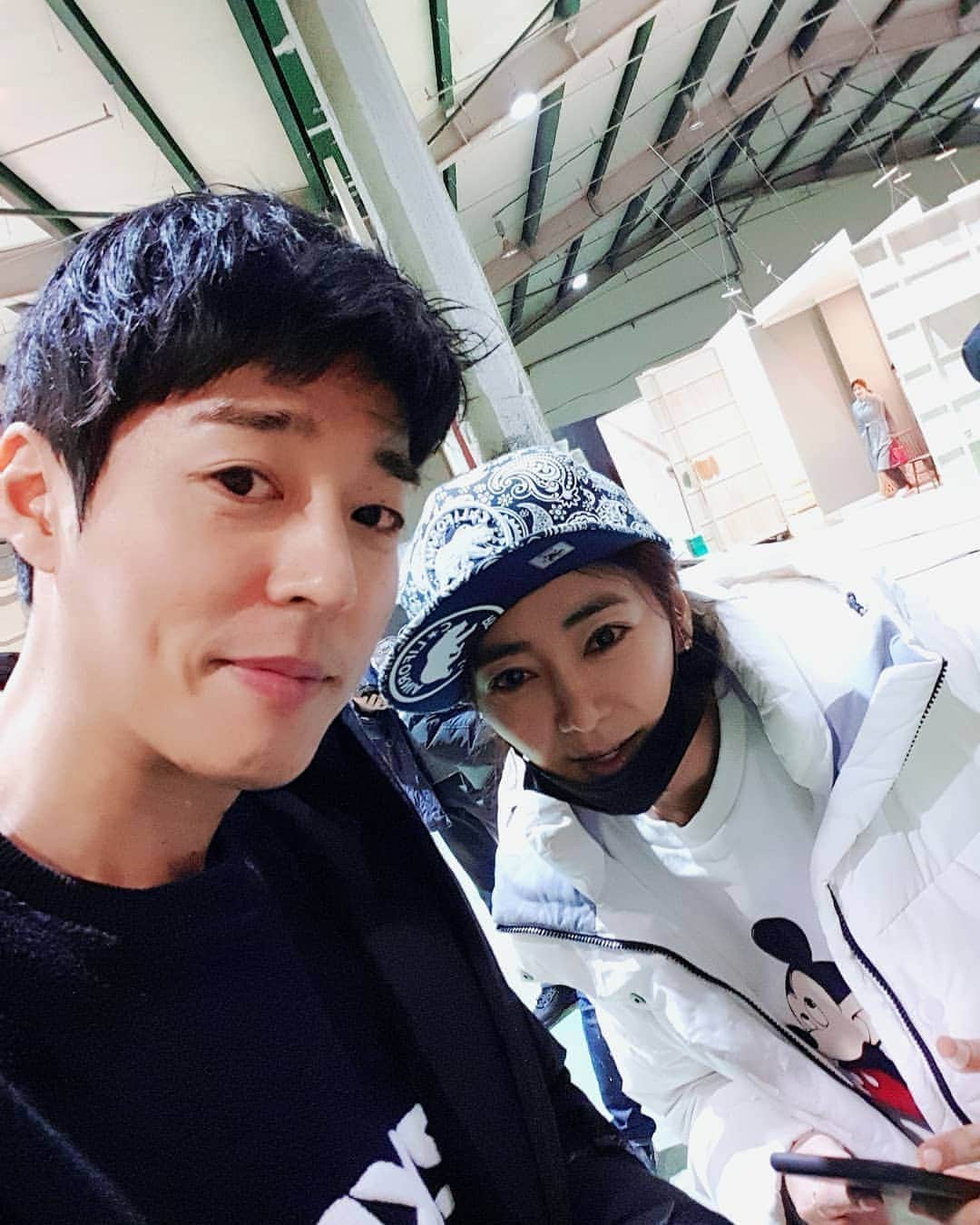 ソ・ジソクのインスタグラム：「예능드라마 시트콤 #어쩌다가족 촬영둥~ 즐거운현장속 화이팅!!」