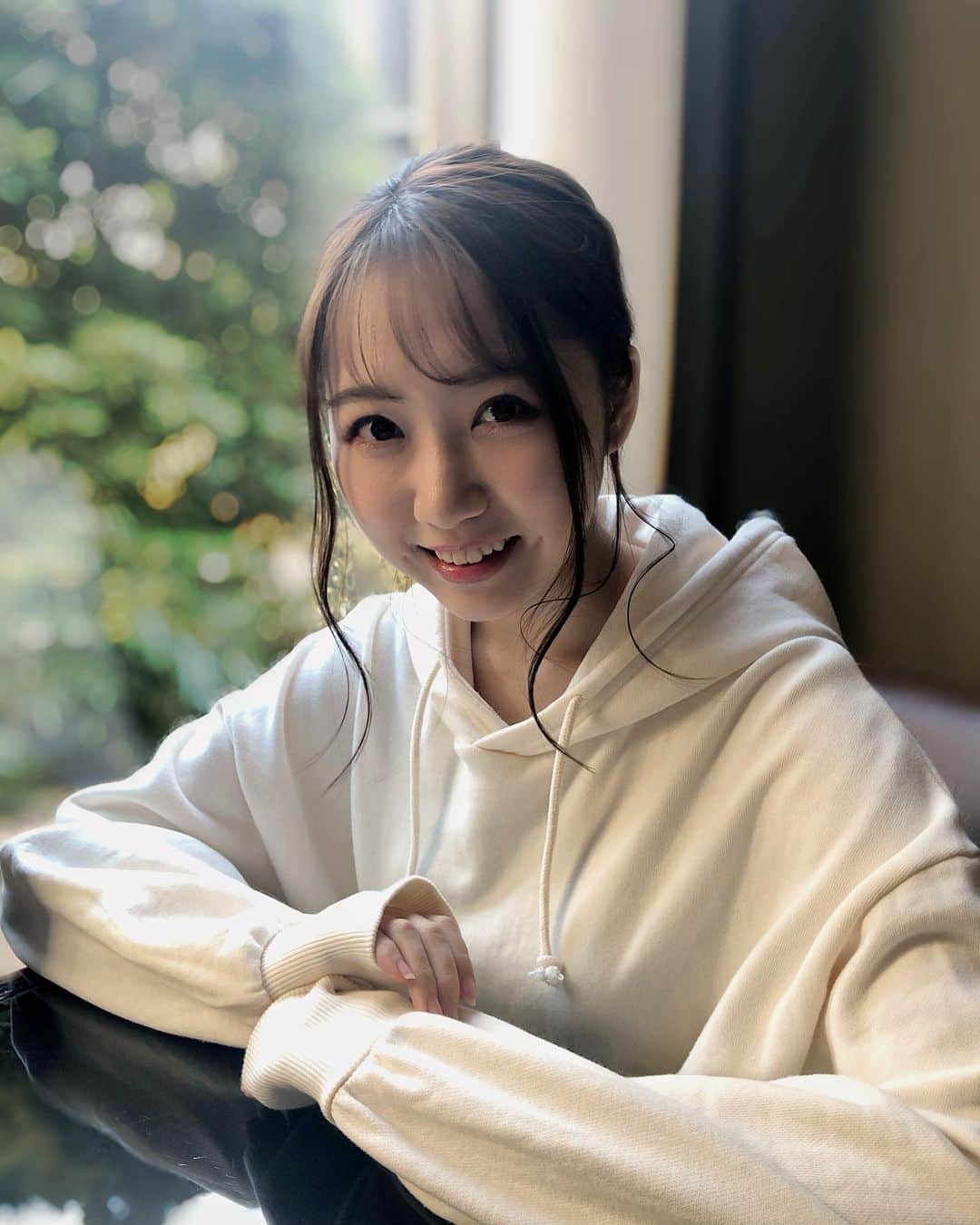 のインスタグラム：「♛ 珍しくアップスタイル‪︎‬‪︎☺︎ 自分で髪の毛やるなんて ほとんど無いんだけどね😗 頑張っちゃった😗笑」
