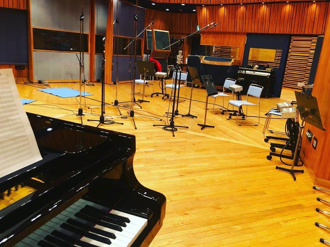 小名川高弘さんのインスタグラム写真 - (小名川高弘Instagram)「こんなに広いスタジオで1人でピアノレコーディング✨ やはりこのスタジオの響きは素晴らしいです♫  このあとストリングチームも来てくれます🎊  #文化村スタジオ #ピアノレコーディング」2月12日 17時35分 - takahirokonagawa