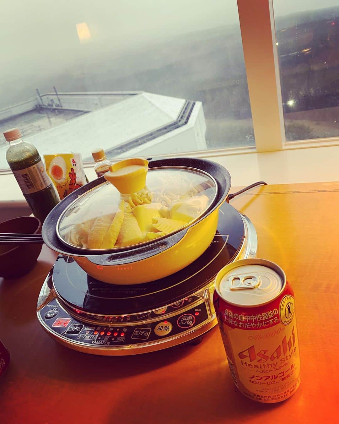 成田美寿々さんのインスタグラム写真 - (成田美寿々Instagram)「合宿最終地点の宮崎。 今年もやってきたぜい。 そしてできるだけ自炊。 冷蔵庫大きめで助かりまっす。 #自炊　 ペリエとFIJIウォーターが大好きなわたし。 普通に飲むのと #bcaa と　#eaa と　#ビタミンC粉末 を混ぜたドリンク。 #ペリエ　は朝飲んでスッキリする用。 そしてジップロックは最近鉄板の#低温調理　の胸肉。これはお昼のお弁当用。 継続！！！！今年のテーマ！！」2月12日 17時37分 - misuzunarita