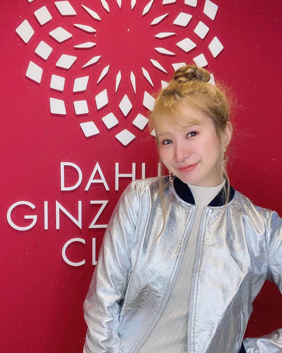 のインスタグラム：「#ダリア銀座スキンクリニック で#ダーマペン4 を受けてきました💆‍♀️ #美容マニア さんなら今話題の#ダーマペン 気になっている方も多いはず⁈ 毛穴の開きや古いニキビ跡😂もうどうすることも出来ない⁉️そんなお悩みに特化した#肌ケア 🌸 ・ 治療は完全予約制でプライバシーに配慮して下さり、カウンセリングから施術までドクターが全て行って下さるんです。 とても丁寧に施術してくださり安心して受ける事が出来ました☺️🎁 ・ #美容皮膚科 の力もお借りし...冬の乾燥や紫外線によるダメージとしっかり戦って行くよ〜う🙋‍♀️ ・ ダーマペンはお顔に小さな穴を開けて...そこに美容成分も入れながら肌を活性化させます！！術後は真っ赤になりびっくりするけど...🙈🙉💦経過が楽しみ〜❤️ 動画は半顔頬を当ててもらっているので赤みありですが、徐々に引いていきます❤️❤️(こんな感じで当てたところは赤くなります🤔🌿) ・ #シワ対策 #美容メンテナンス #スキンケア #お家でできない #プロの手 #銀座ドクター #明日香ママ #銀座クリニック #美容好きな人と繋がりたい #美容 #皮膚科 #アラサー女子 #美容医療 #美容点滴 #肌ケア #美肌ケア #美容好き #美容女子 #美容皮膚科クリニック #美活 #ツヤ肌 #美容好きな人とつながりたい #美容大好き #肌質改善 #毛穴ケア @dahliagsc ⇦銀座で新しくオープンされた話題のクリニックさんです🏥💓」