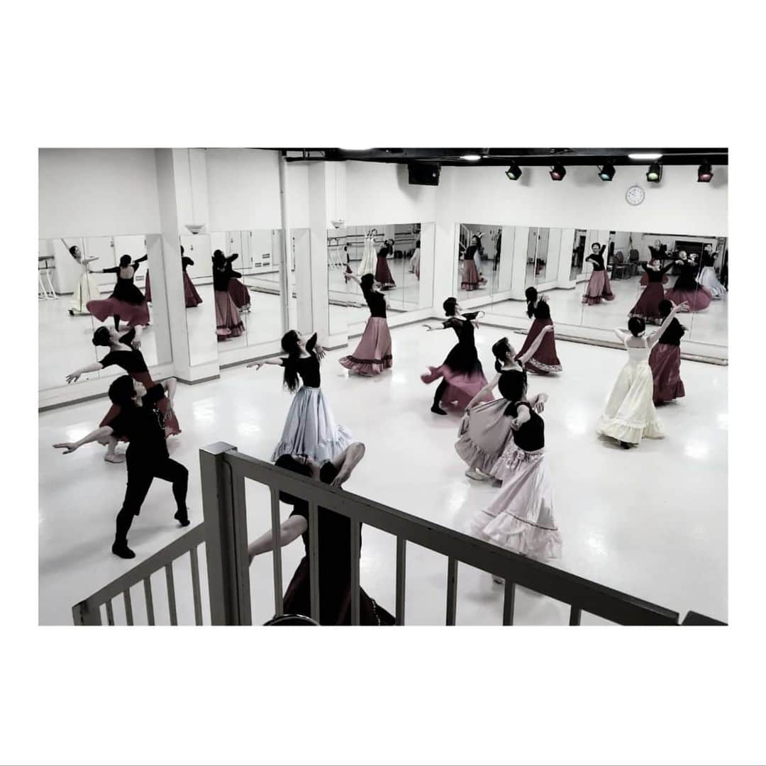 風花舞さんのインスタグラム写真 - (風花舞Instagram)「DL@目白(月)ダンスplusの前にバレエの個人レッスン、 (火)バレエ基礎の前にダンスの個人レッスンと、今週の(月)(火)は通常レッスン+個人レッスンでした。 ダンスに触れている時間が長いのは全く苦にならず、むしろ楽しい♪ 踊る時間が長ければ体はもちろん疲れますけど、心が自由だから、私にとっては踊る疲れより踊れないことの方が苦痛。  個人レッスンでは、『このアンシェヌマンを重点的にやりたい』、『回転を練習したい』『通常通りのレッスンを一人でゆっくりやりたい』など、 生徒さんのご希望を事前に聞いて、ウォーミングアップ後は生徒さんのご希望に沿った内容でレッスンします。  なかなか通常のレッスンで、1つの動きを自分が納得するまで練習し続けることは難しいので、個人レッスンでは自分のペースで何度も何度も練習できるということで、 特に宝塚受験前はご要望が増えます。  受験生だけではなく、楽しむために練習してくださっている方でも、ダンスplusのここの振りを徹底的に練習したい、ジャズの基礎をやりたいと受講される方もいます。  少しでも苦手なことが克服できたり、わからなかったことがクリアになったりしてもらえたら良いなと😊  今朝起きたら若干筋肉痛でした。 毎週何かしら動いているのに、まだ筋肉痛になるのか～💦」2月12日 17時58分 - kazahanamai_official